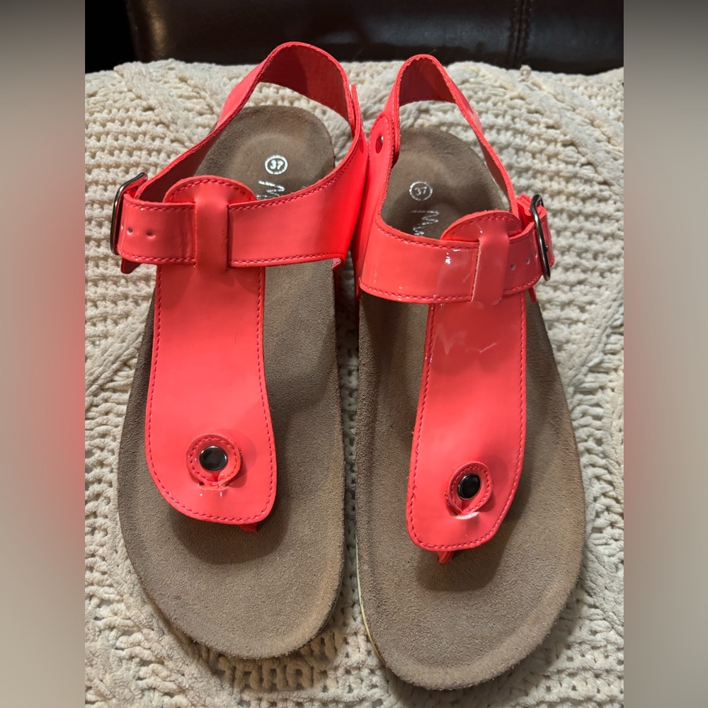 NWOT Mini Boden Sandals Bright Coral Patent T-Strap Buckle Adjust Size 37